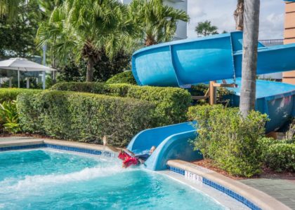 Jeux d'eau et toboggan de piscine