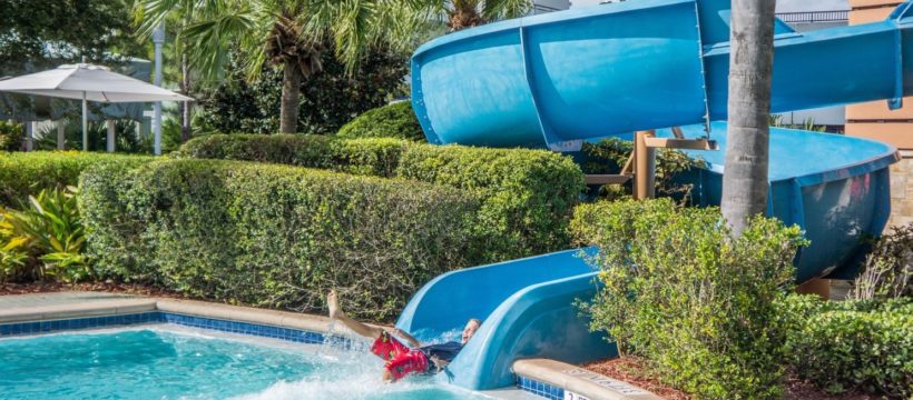 Jeux d'eau et toboggan de piscine