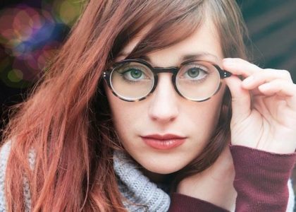 Belles lunettes et tenues vestimentaires