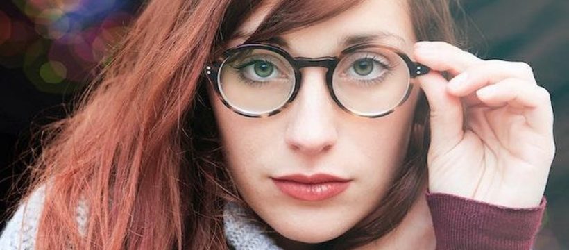 Belles lunettes et tenues vestimentaires