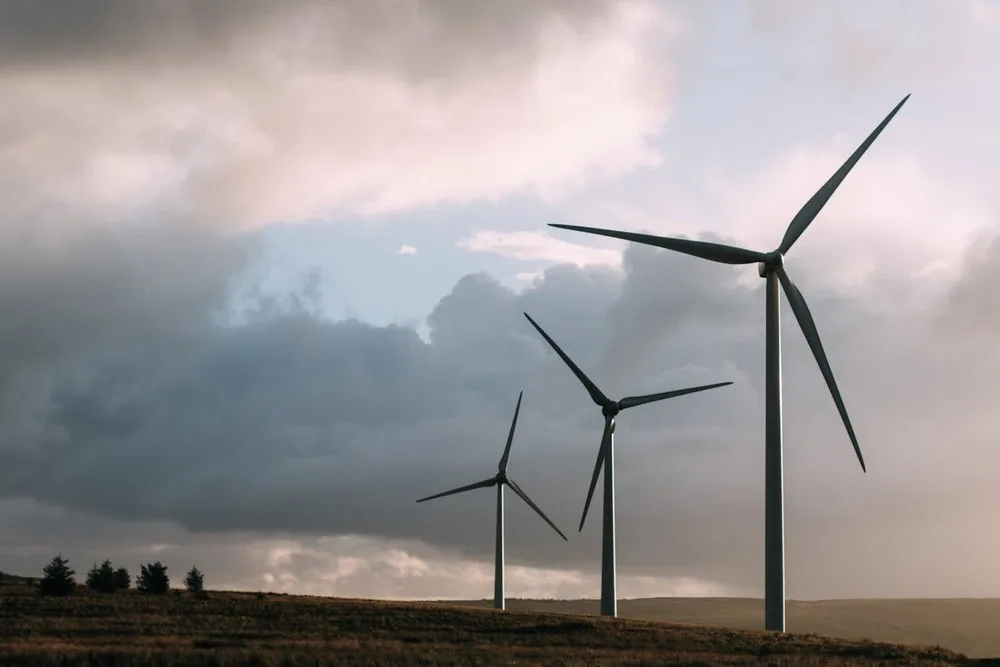 Photos de 3 éoliennes à la campagne