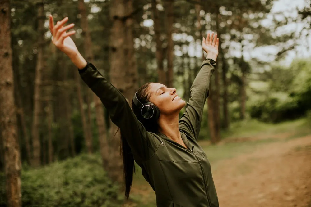 femme heureuse bien etre sante holistique en pleine nature