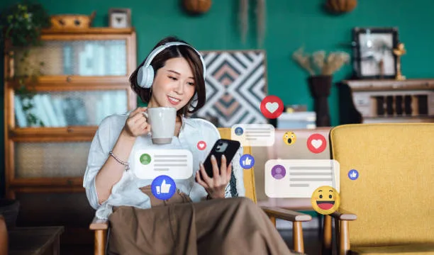 Lire entre les lignes : Le guide complet pour décoder les messages 1 belle jeune femme asiatique avec des C3A9couteurs se relaxant C3A0 la maison et utilisant un